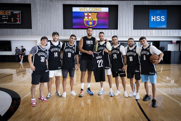 超高人气，一印度女球迷接机时手举标语：梅西，拯救印度足球（人气爆棚！印度女球迷机场举牌：梅西，请救救印度足球）