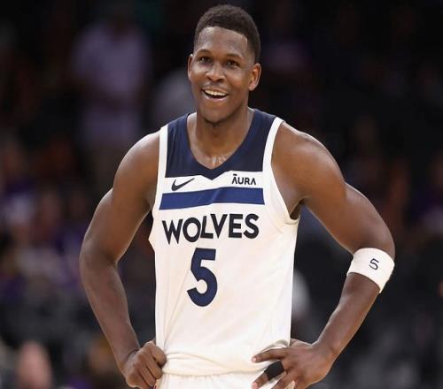 替补胖虎！锡安上半场出战11分钟 6中6高效砍下14分2板（替补登场！锡安半场11分钟6投全中，高效拿下14分2篮板）