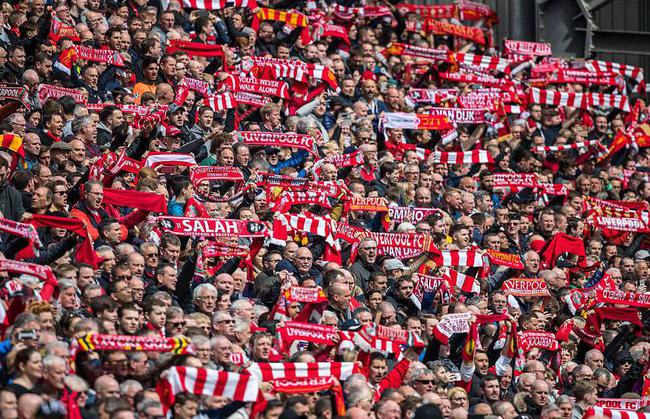 来砸场子的？几位C罗球迷现身梅西印度行看台，被安保请出场（几名C罗球迷亮相梅西印度行看台，随后被安保请离场）