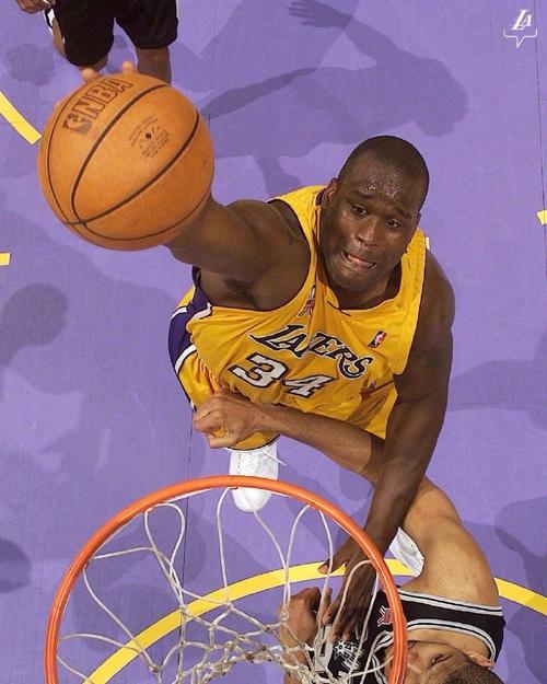 半场战报：拜仁1-0斯图加特，莱默尔脚后跟破门，奥利塞助攻（半场速报：拜仁1-0领先斯图加特，莱默尔后脚跟破门，奥利塞送助攻）