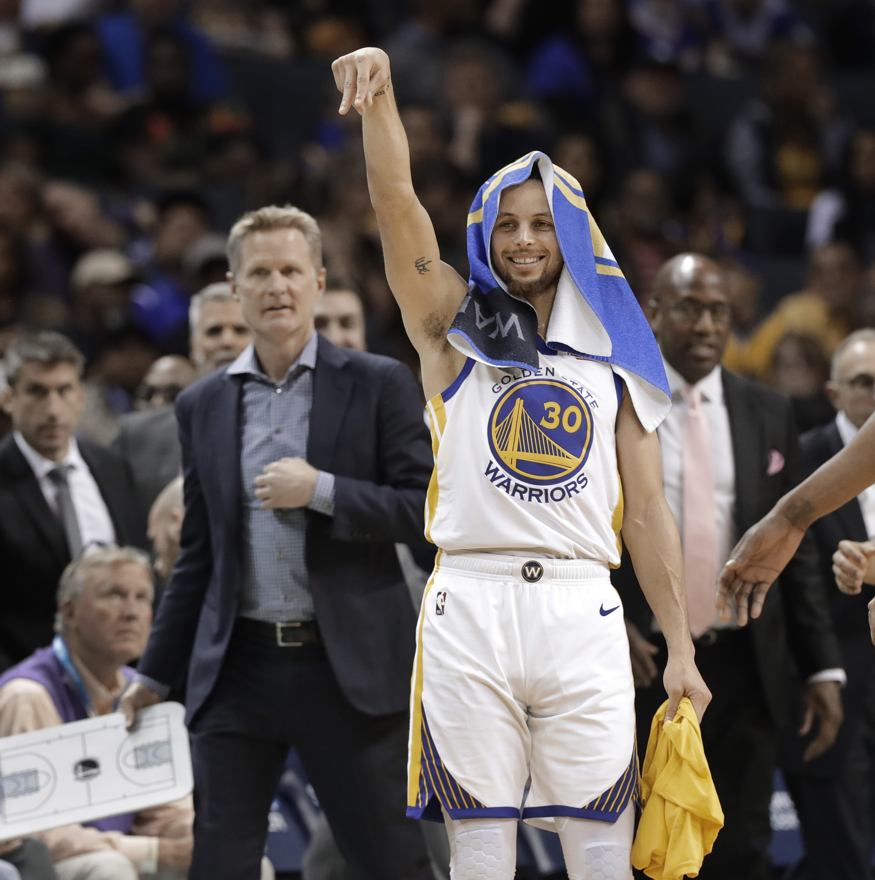 东体：申花踢广岛将沿用433阵型，斯卢茨基并非只会442菱形（东体：申花战广岛继续用4-3-3，斯卢茨基并不拘泥于4-4-2菱形）