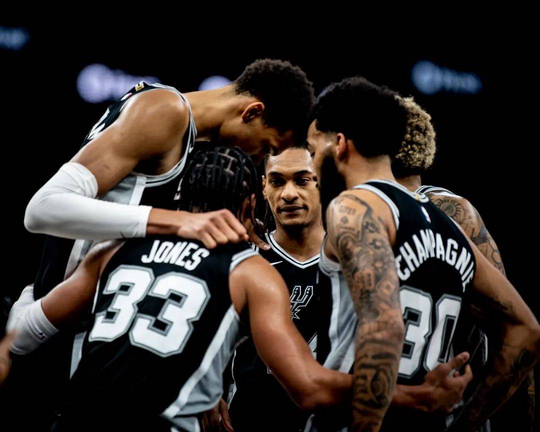 英超-狼队VS曼联：送副班长首胜？NO！阿莫林要逼近欧冠区（英超｜狼队战曼联：拒送副班长首胜，阿莫林冲刺欧冠区）