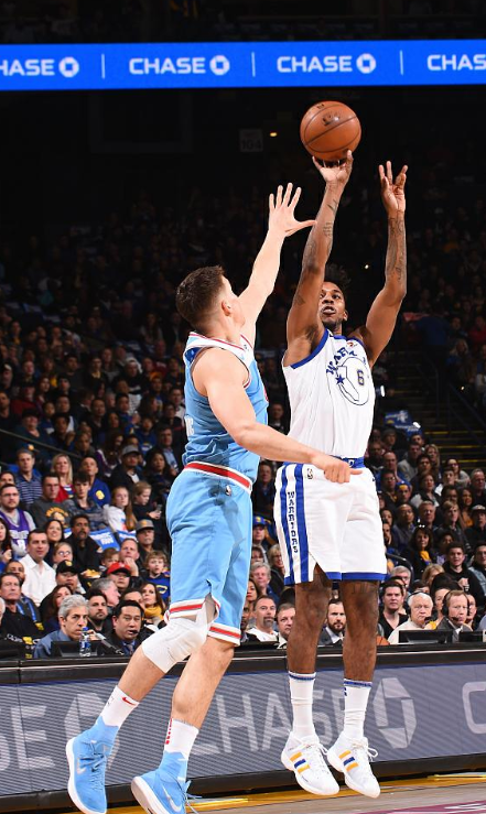 篮球勇士球员三分纪录被打破，全场致敬（勇士球员三分纪录遭刷新，全场起立致敬）