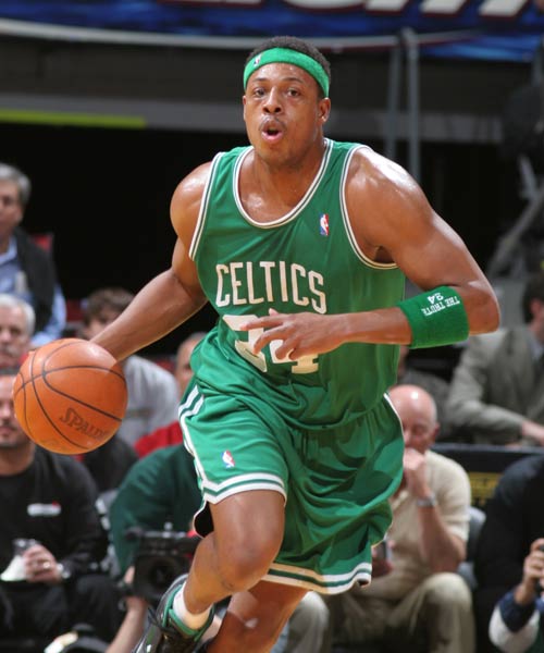 随迈阿密国际夺冠，德保罗赛后剪下主场球网留念（随国际迈阿密加冕冠军，德保罗赛后剪下主场球网作纪念）