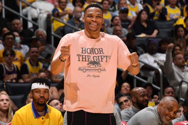 布伦森近三场爆发，场均砍下32.7分5.7助，命中率54.2%（布伦森最近三战火力全开：场均32.7分、5.7助攻，投篮命中率54.2%）