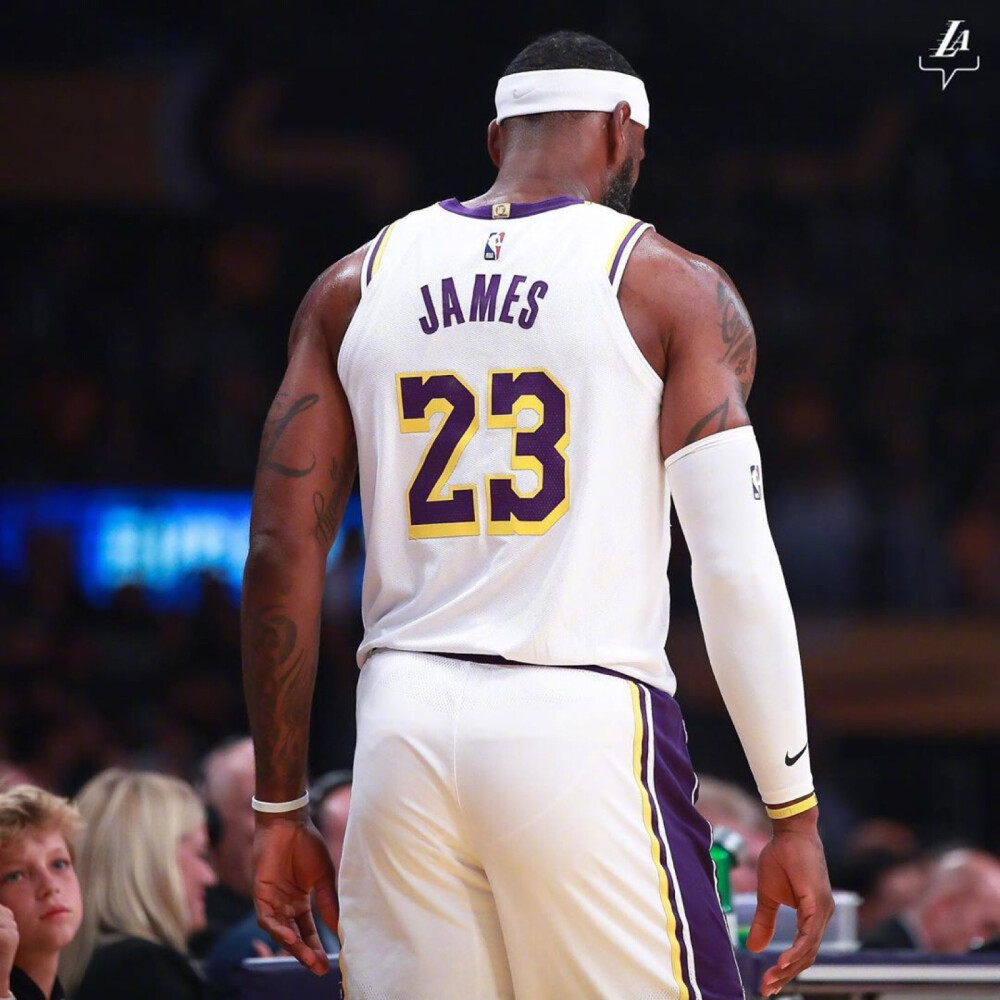 吹罚引争议，凯尔登三分球（判罚引发争议，凯尔登投进三分）