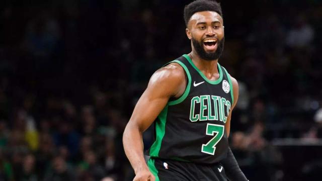 特维斯率塔列雷斯对阵博卡，赛后收到博卡赠送的纪念球衣（特维斯率领塔列雷斯迎战博卡，赛后获赠博卡纪念球衣）