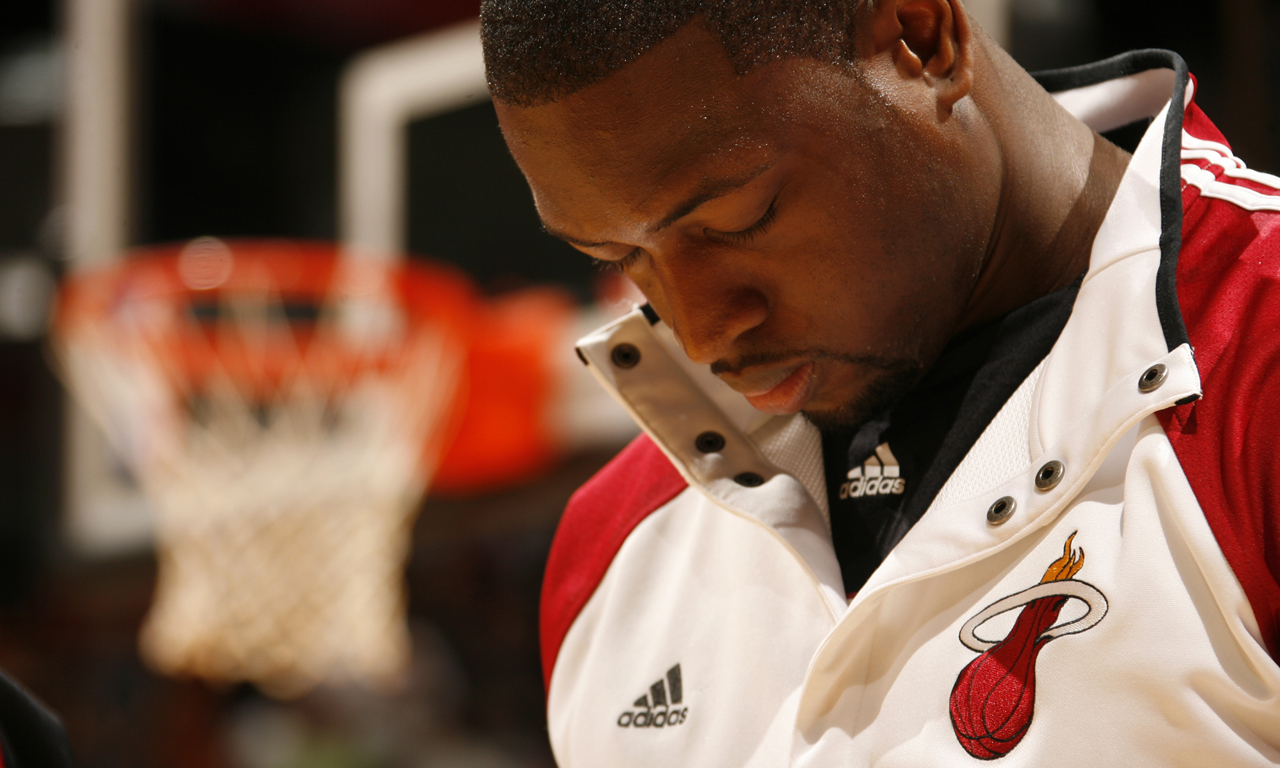 超高人气，一印度女球迷接机时手举标语：梅西，拯救印度足球（人气爆棚！印度女球迷机场举牌：梅西，请救救印度足球）