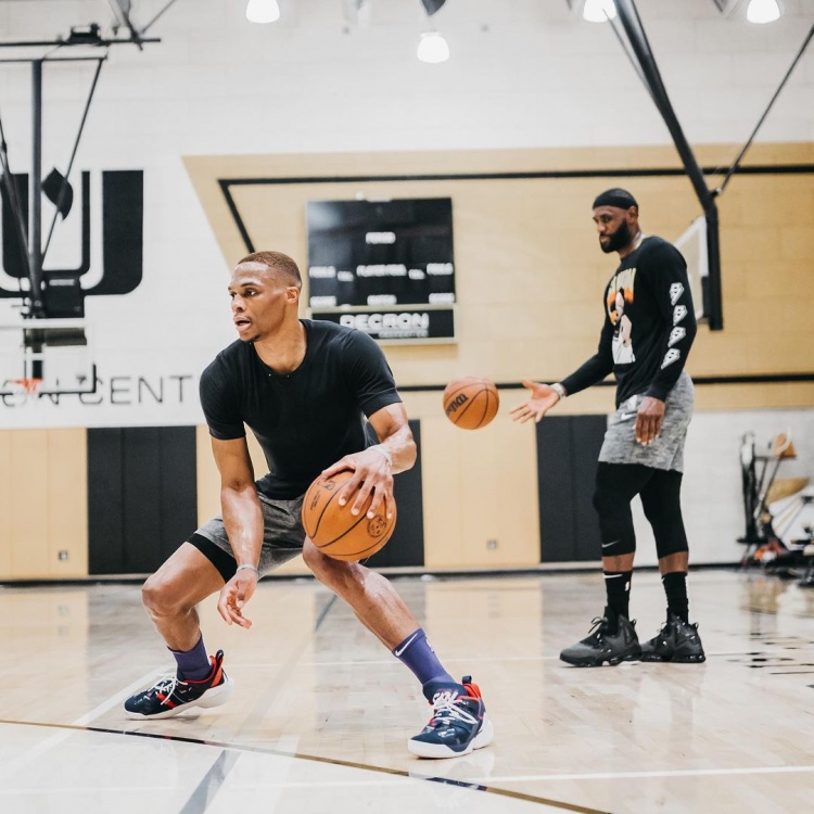 巴萨梅西任意球破门助球队领先（梅西任意球破门，巴萨先拔头筹）