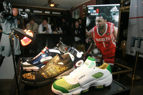 降维打击！麦基19投13中怒砍30分10篮板2盖帽（统治级发挥！麦基19投13中轰下30分10篮板2盖帽）