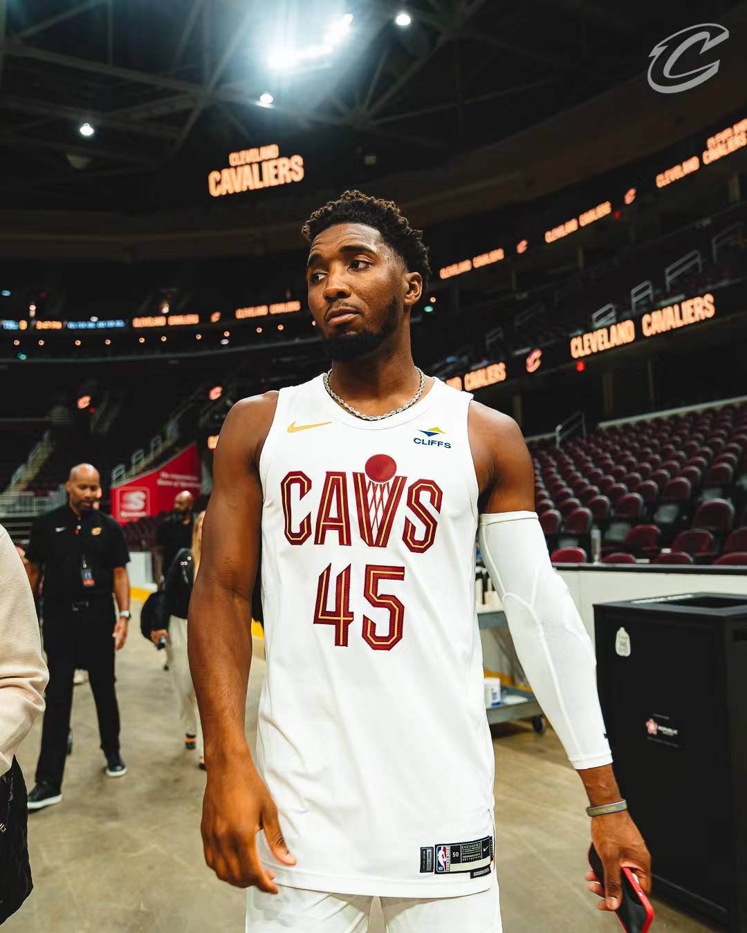 篮球火箭主力后卫投篮效率严重下滑（火箭队主力后卫投篮命中率骤降）