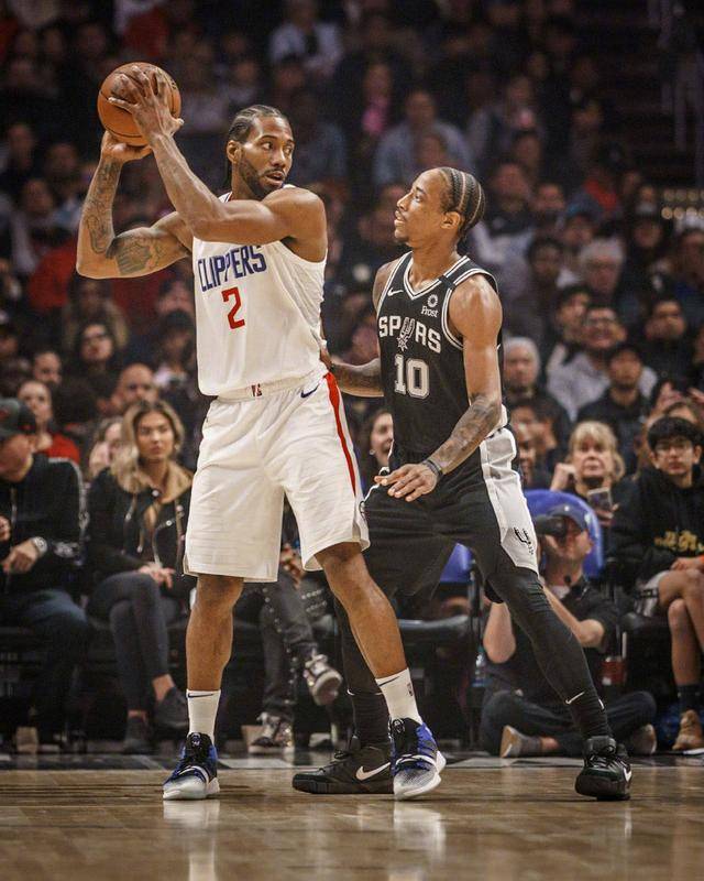 替补球员关键时刻助球队锁胜（替补球员末段发威锁定胜局）