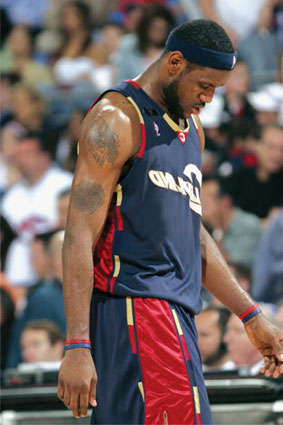 阿劳霍在巴萨已被罚下5次，本世纪仅次于皮克、莫塔和马克斯（阿劳霍在巴萨已染红5次，本世纪仅次于皮克、莫塔与马尔克斯）