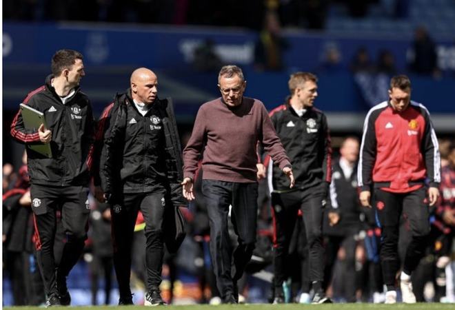 后卫破门后激情亲吻队徽，引球迷共鸣（后卫进球后深情亲吻队徽，点燃球迷共鸣）