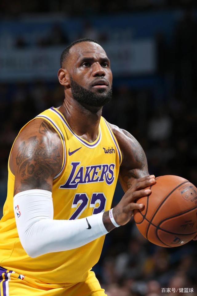 独行侠胜篮网，浓眉赛后赠球衣予小球迷（独行侠击败篮网，浓眉赛后将球衣赠送小球迷）