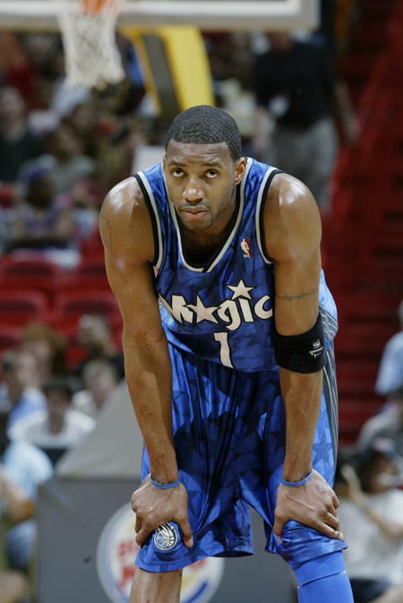 马卡：维尼修斯和皇马续约谈判远未达成，期限与年薪上有分歧（马卡报：皇马与维尼修斯续约受阻，合同期限与年薪尚未谈拢）