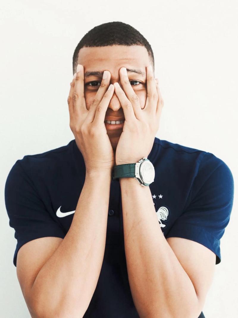 韦世豪：最后那个点球确实太牵强了；换个发型换个心情（韦世豪：最后那粒点球判得过于勉强，换个发型也换个心情）