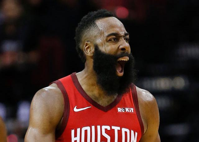 裁判判罚引发球迷不满（判罚争议点燃球迷不满）