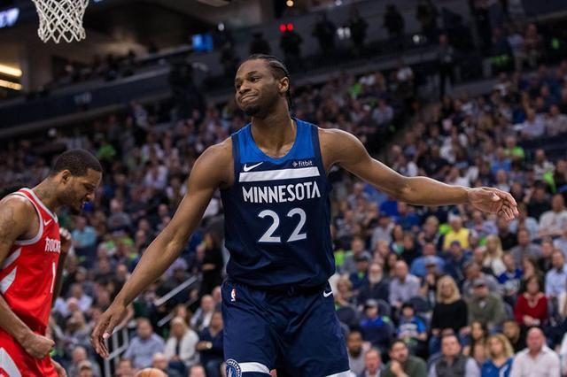 我晒干了沉默！河南后卫周缘德晒与网红田一名合影（打破沉默！河南后卫周缘德晒与网红田一名合影）