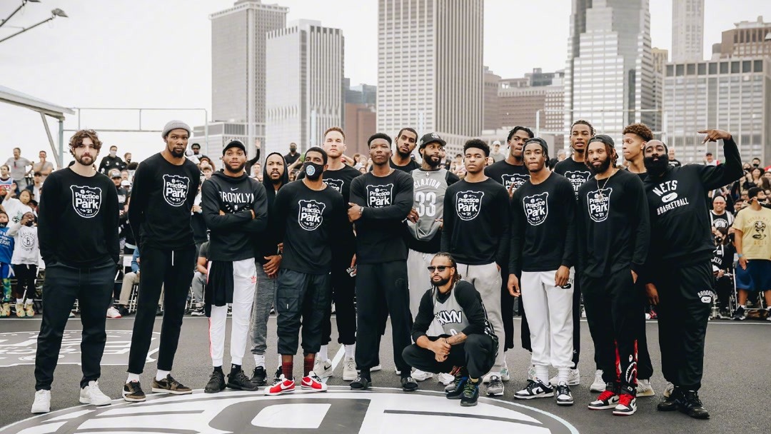 杨瀚森时尚入场，浅色运动穿搭吸睛（杨瀚森潮流亮相，浅色运动造型抢眼）