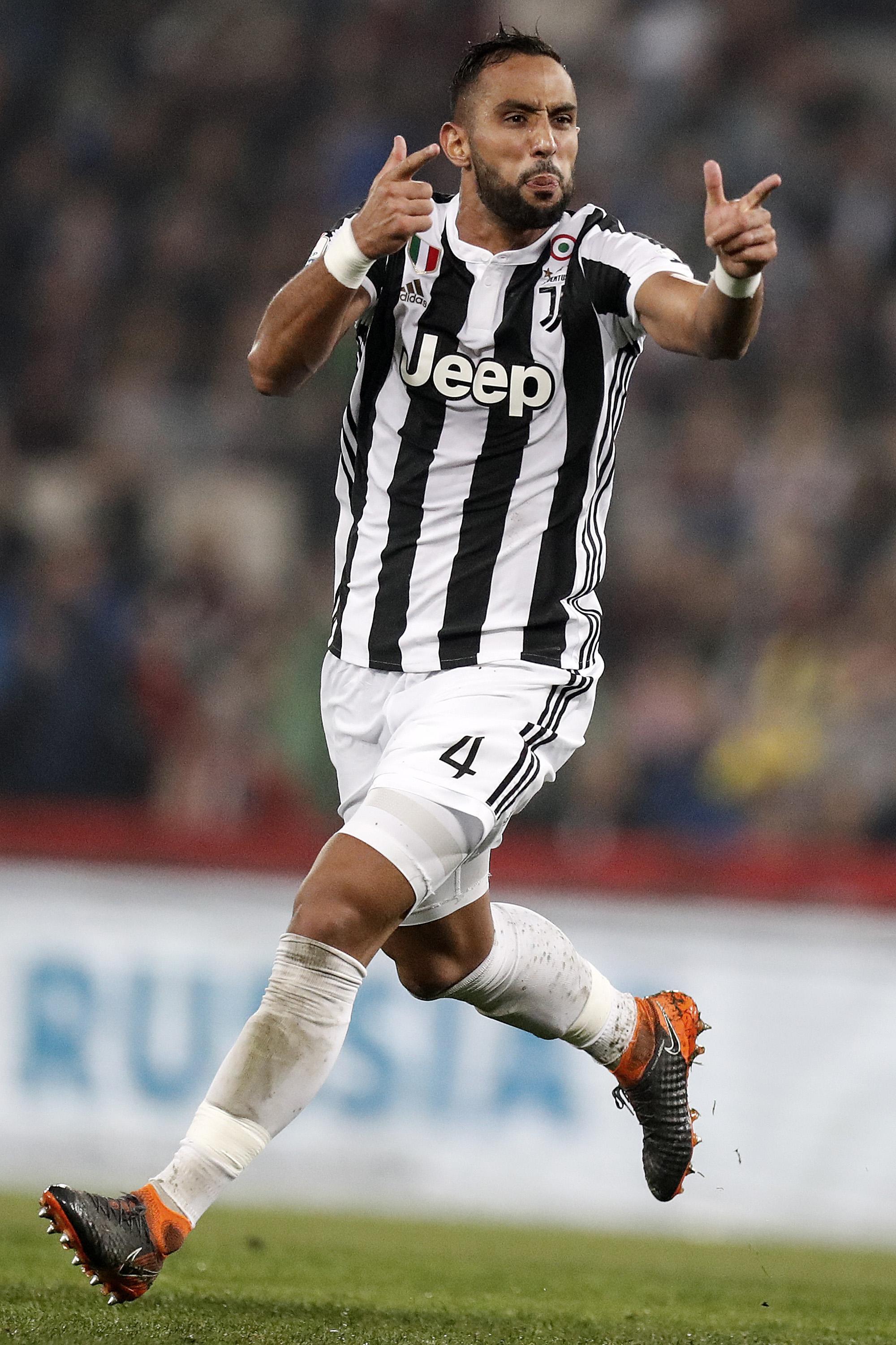 上海海港实现中超三连冠，为中国顶级联赛历史第三队（上海海港斩获中超三连冠，成为中国顶级联赛史上第三支达此成就的球队）